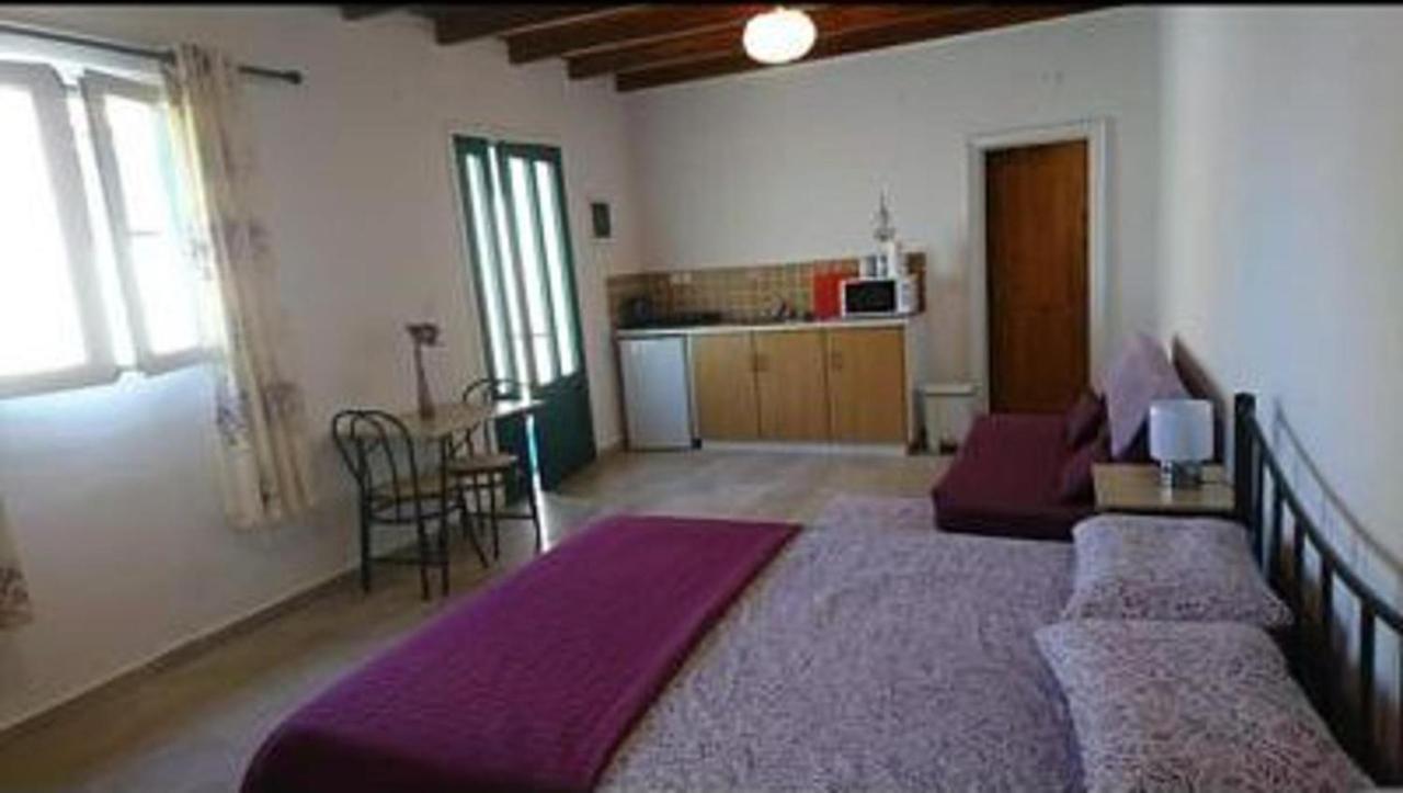 Lovely Studio In Strinilas With Its Own Pool Екстериор снимка