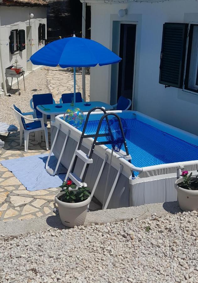 Lovely Studio In Strinilas With Its Own Pool Екстериор снимка