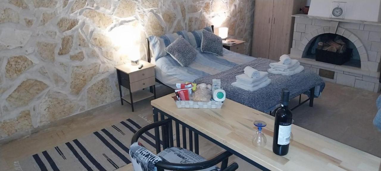 Lovely Studio In Strinilas With Its Own Pool Екстериор снимка