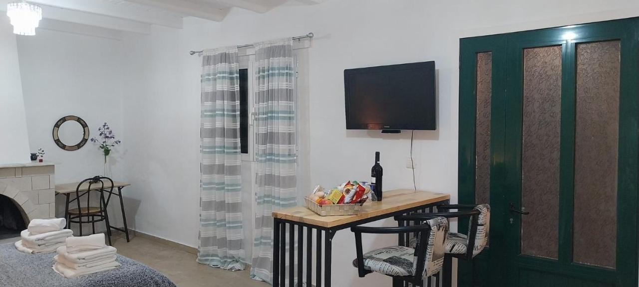 Lovely Studio In Strinilas With Its Own Pool Екстериор снимка