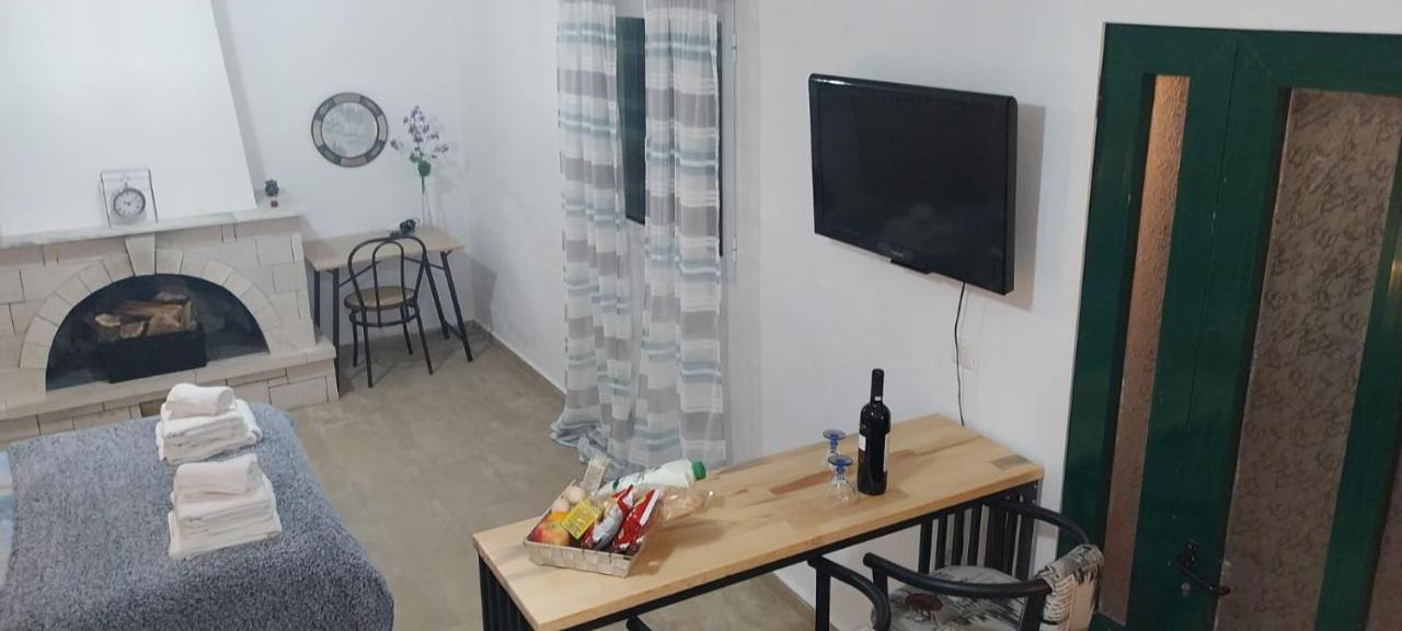 Lovely Studio In Strinilas With Its Own Pool Екстериор снимка