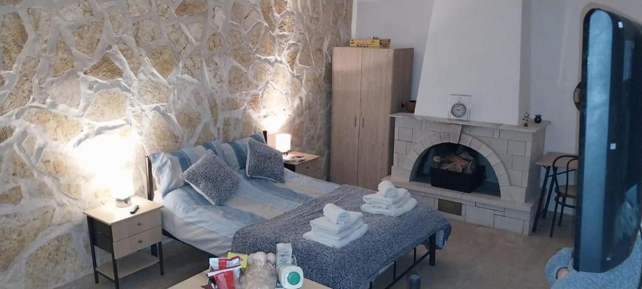 Lovely Studio In Strinilas With Its Own Pool Екстериор снимка