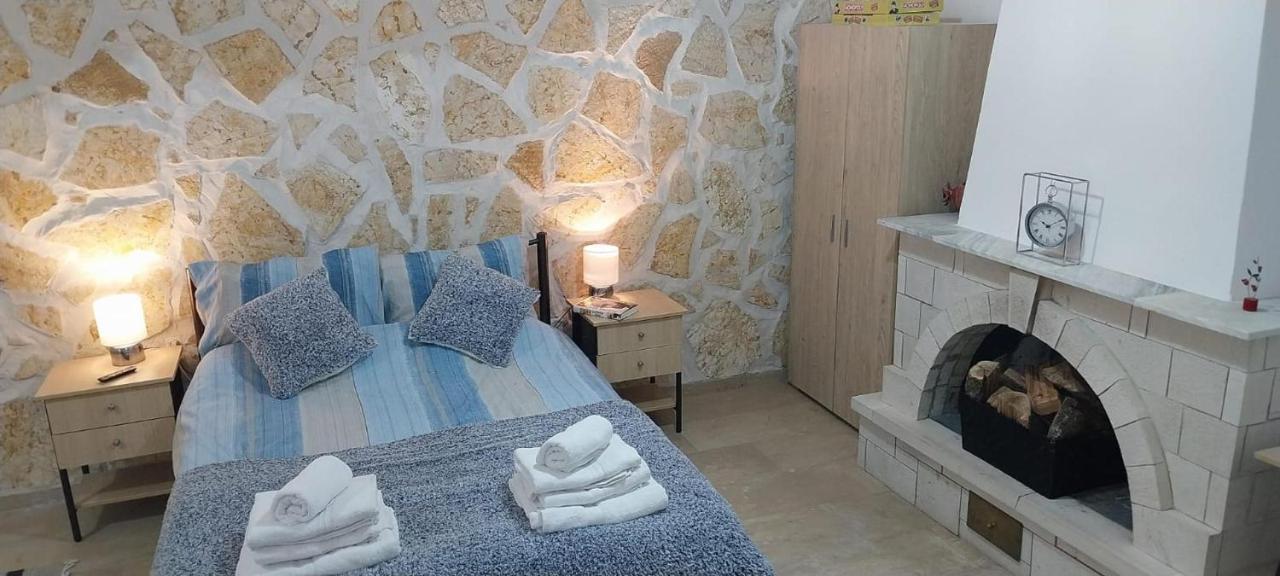 Lovely Studio In Strinilas With Its Own Pool Екстериор снимка
