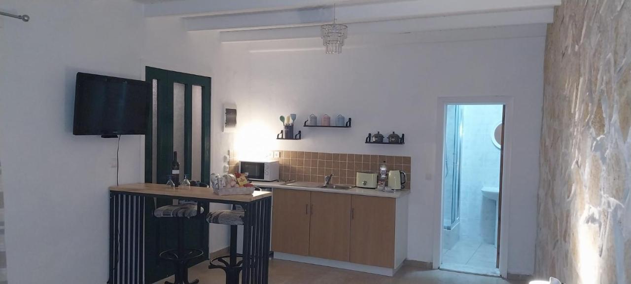 Lovely Studio In Strinilas With Its Own Pool Екстериор снимка