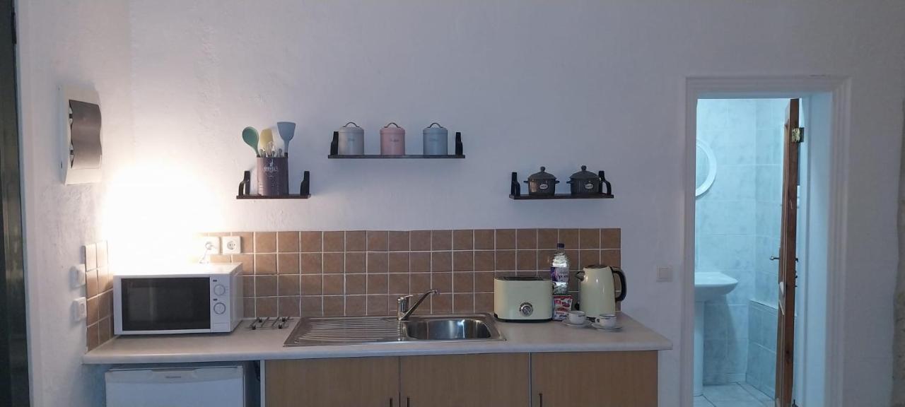 Lovely Studio In Strinilas With Its Own Pool Екстериор снимка
