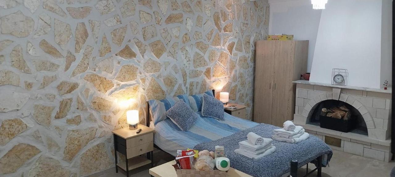 Lovely Studio In Strinilas With Its Own Pool Екстериор снимка